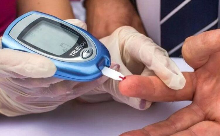 Asmuo, turintis diabeto rizikos veiksnių, turi išsitirti gliukozės kiekį kraujyje.
